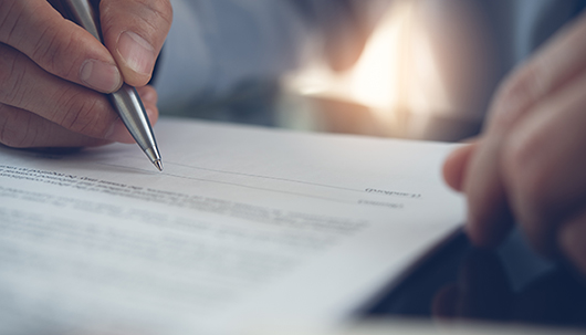 Quelle: iStock, ©Tippapatt Unterzeichnung eines Vertragsdokumentes – Deutsche Assistance