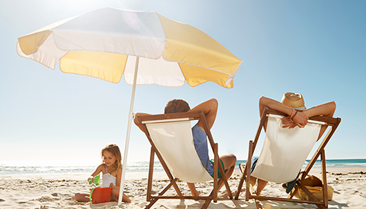 Quelle: iStock, ©pixdeluxe Familie am Strand – Deutsche Assistance