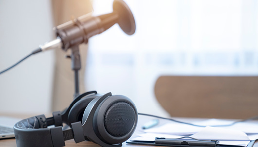 Quelle: iStock, ©Virojt Changyencham Mikrofon – Deutsche Assistance