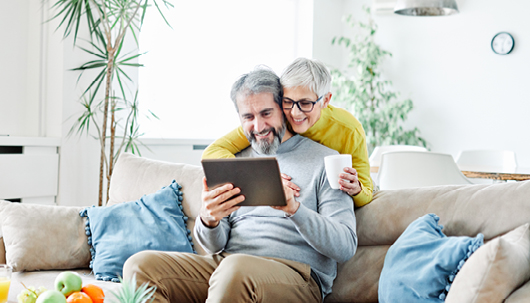 Quelle: istock ©Paperkites Paar beim Sichten von S-Reiseschutz – Deutsche Assistance