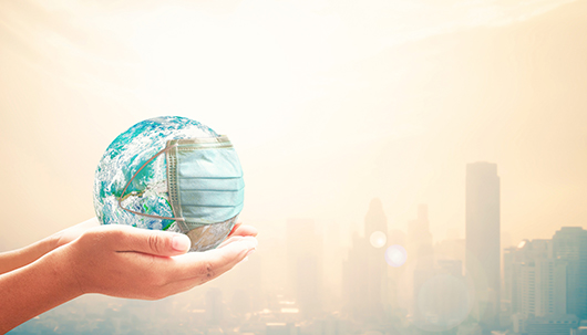 Quelle: iStock, ©Boonyachoat Weltkugel mit Mundschutz – Deutsche Assistance