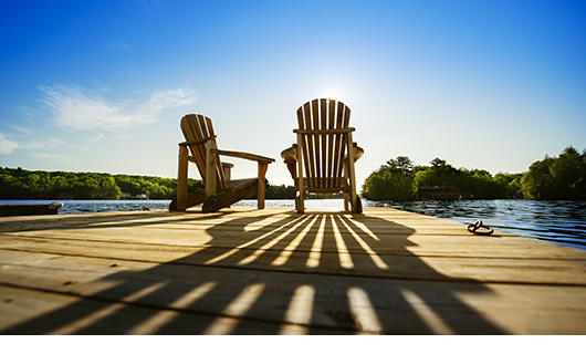 Quelle: iStock, ©flyzone Liegestühle am See – Deutsche Assistance