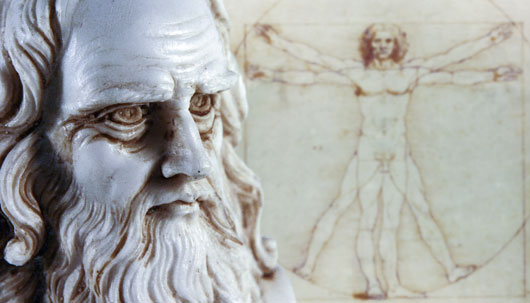 Quelle: ©Myper, istock.com Marmorkopf von Leonardo da Vinci mit vitruvianischem Menschen im Hintergrund – Deutsche Assistance