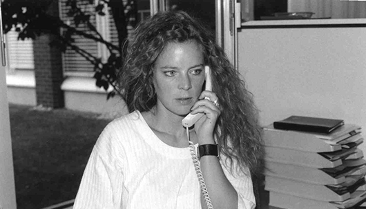 Quelle: ©Deutsche Assistance 1992: Assistance-Mitarbeiterin im Telefonat – Deutsche Assistance