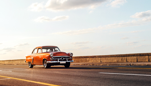 Quelle: iStock, ©muratkoc amerikanischer Oldtimer auf der Straße – Deutsche Assistance