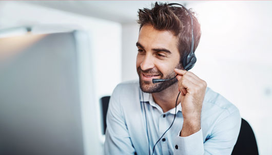 Quelle: ©iStock Servicemitarbeiter mit Headset beim Telefonat – Deutsche Assistance