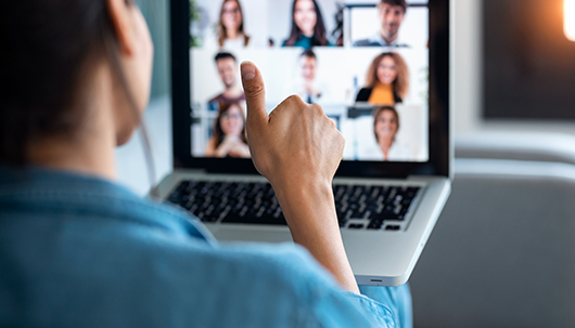 Quelle: iStock, ©nensuria Online-Schulung vor dem Bildschirm – Deutsche Assistance