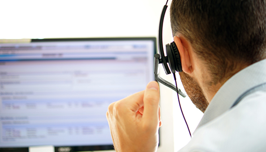 Quelle: iStock, ©tboehner Mitarbeiter im Kundentelefonat – Deutsche Assistance